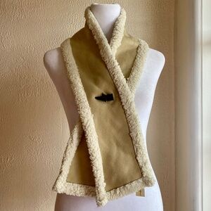 NWT Eddie Bauer faux fleece and shearling reversible scarf with horn toggle